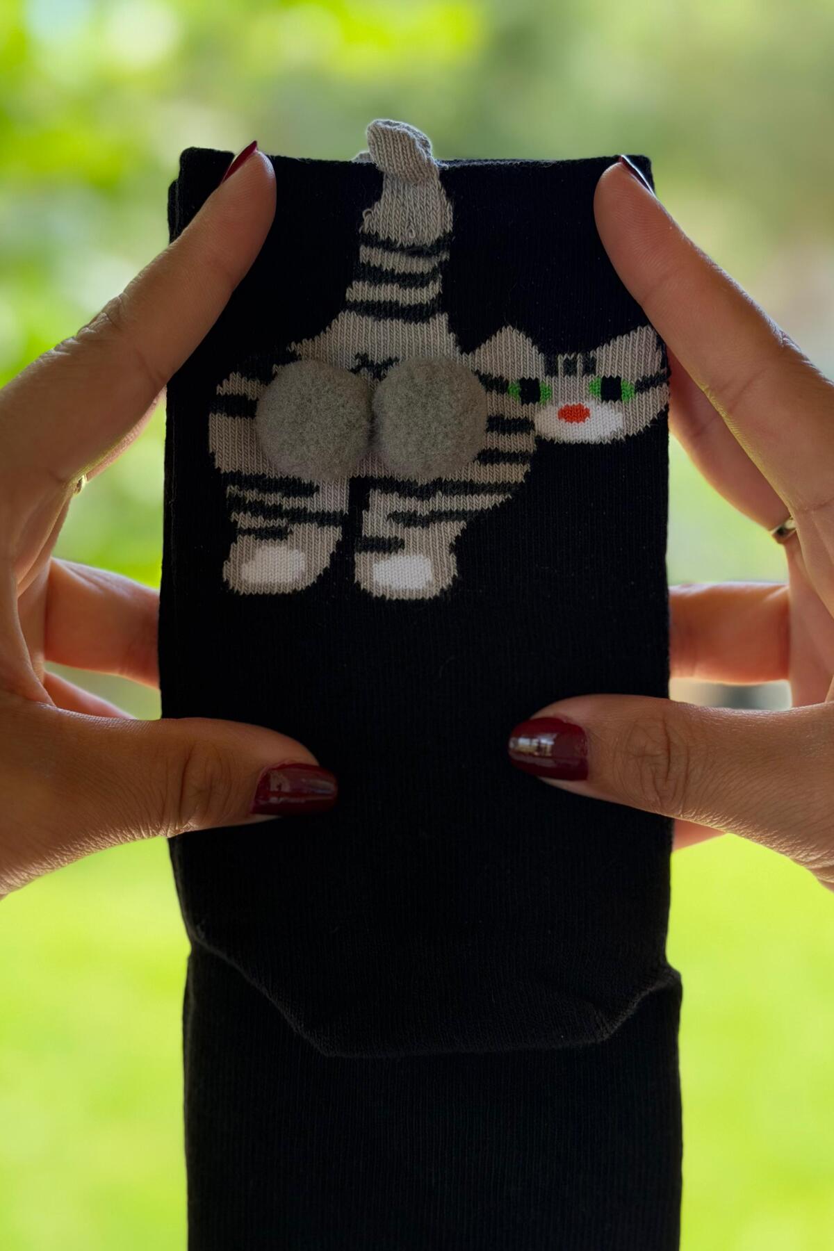 Unisex Siyah Yeşil Gözlü Tekir Kedi Desenli Ponpon Soket Çorap