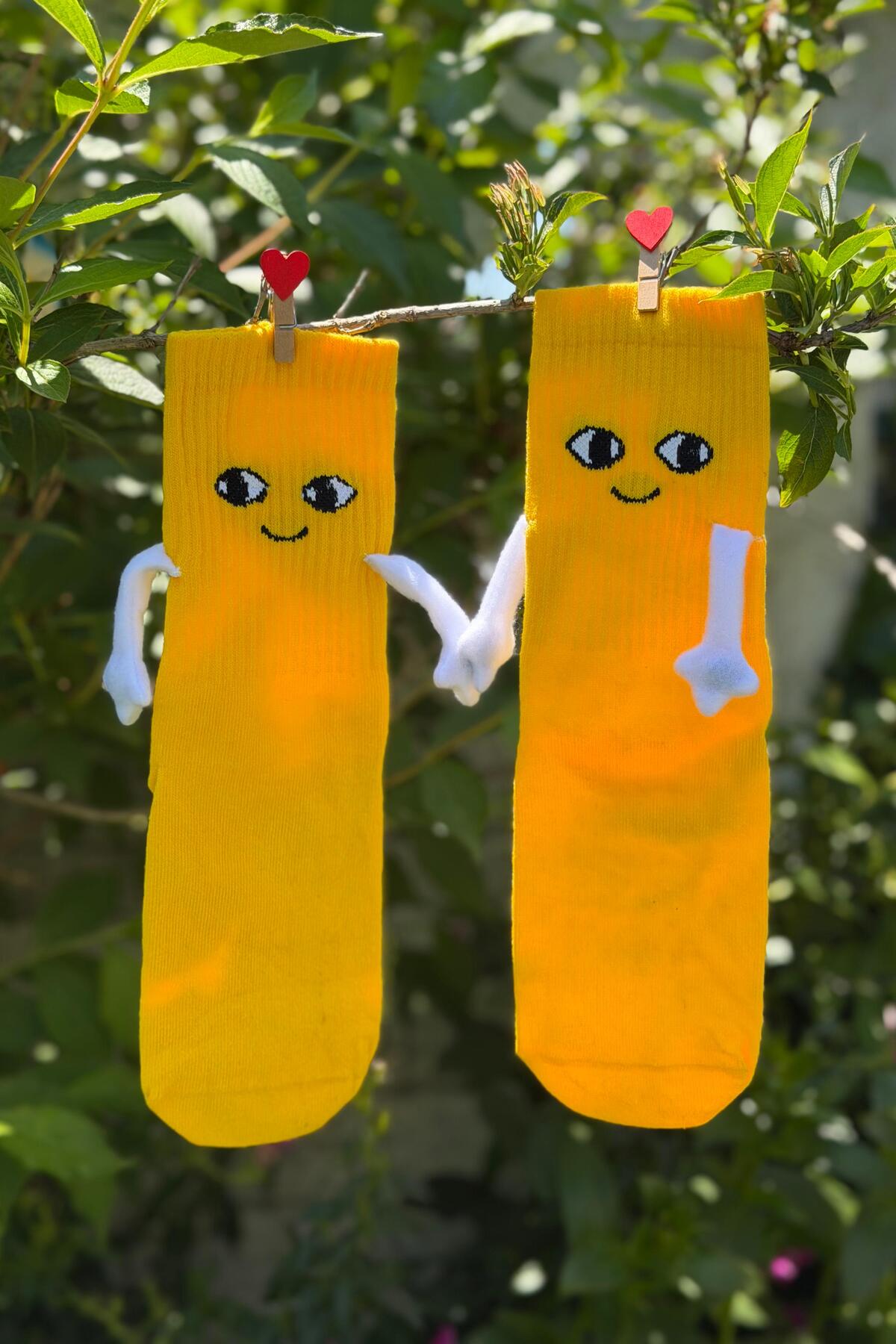 Unisex Sarı El Ele Tutuşan Halay Çeken Sevimli Yüz Desenli Soket Çorap