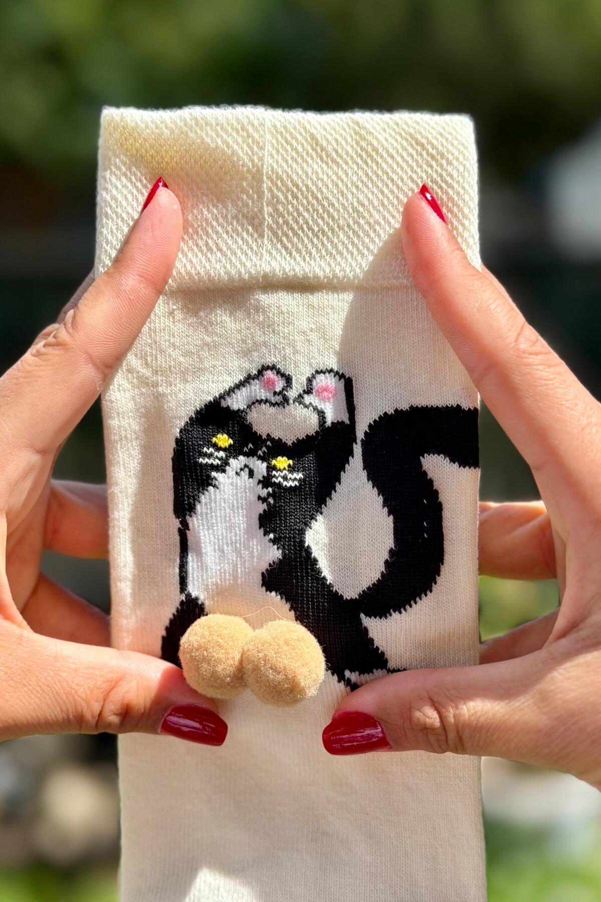 Unisex Bej Sırtı Dönük Kedi Desenli Ponpon Soket Çorap