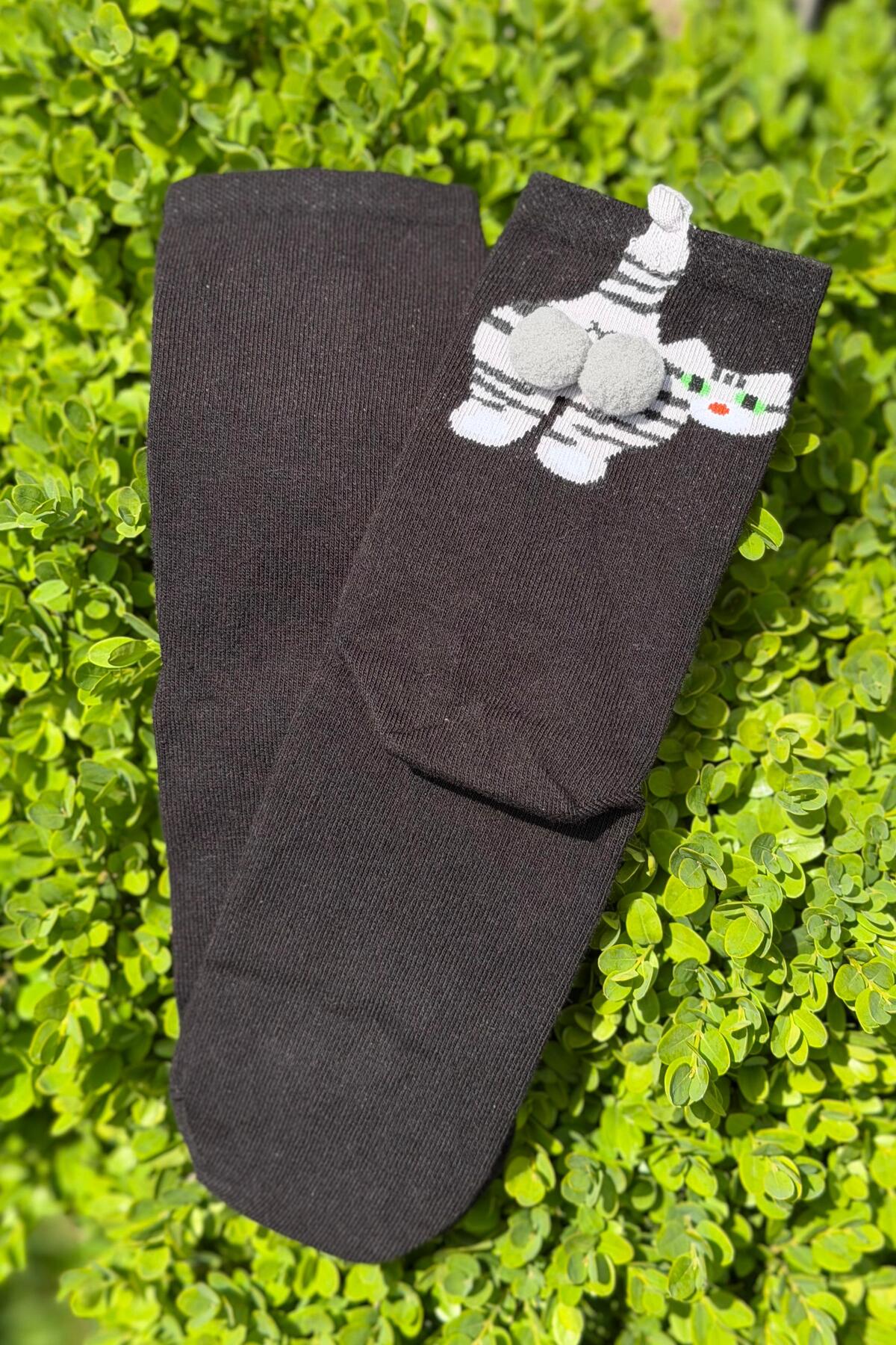 Unisex Siyah Yeşil Gözlü Tekir Kedi Desenli Ponpon Soket Çorap