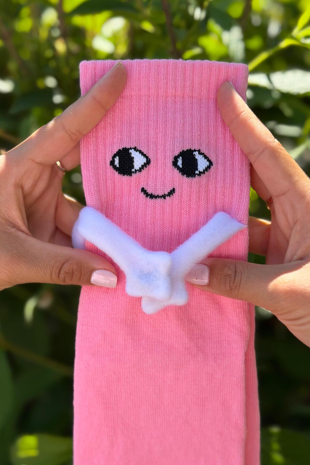 Unisex Pembe El Ele Tutuşan Halay Çeken Sevimli Yüz Desenli Soket Çorap