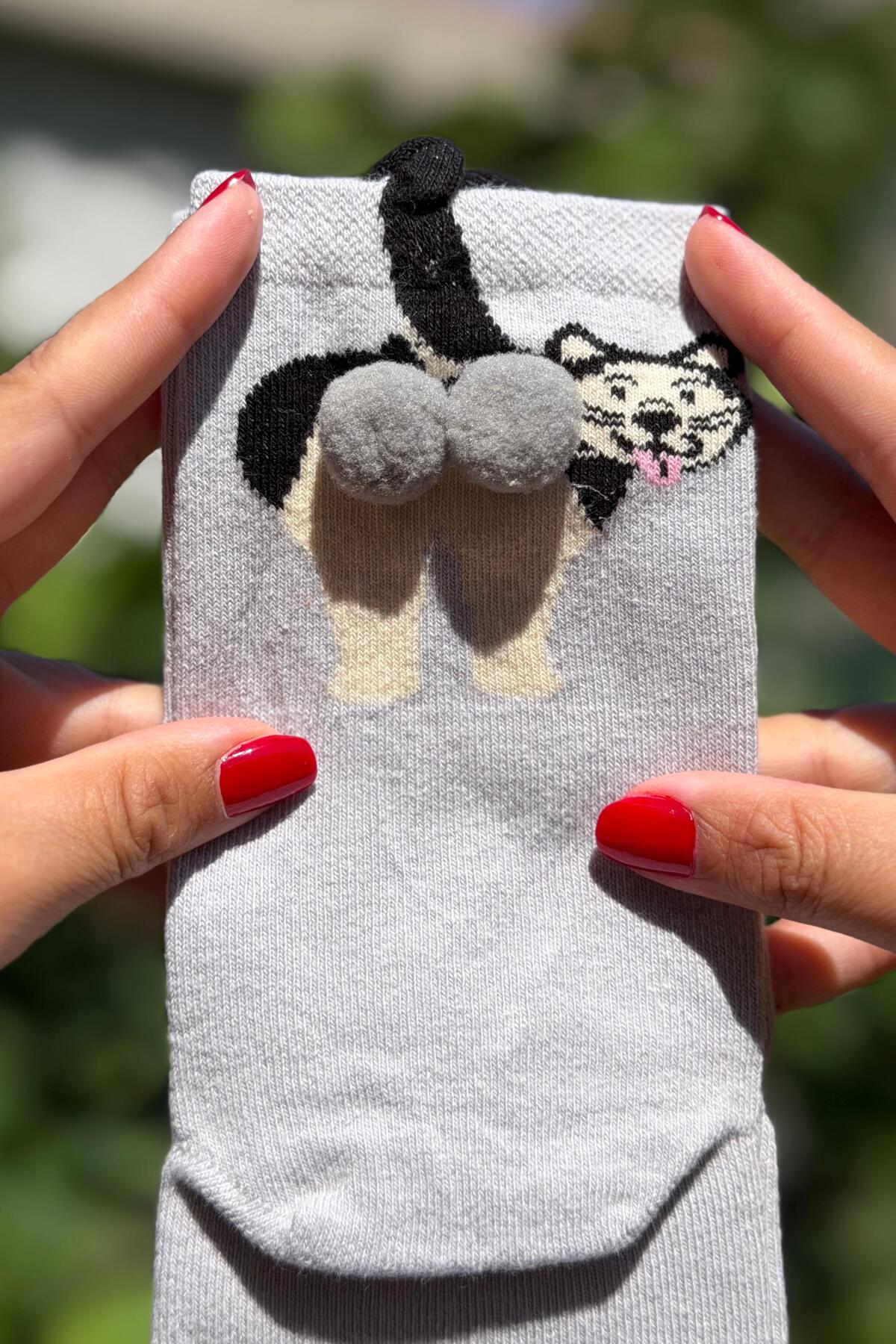 Unisex Gri Dilini Çıkaran Köpek Desenli Ponpon Soket Çorap